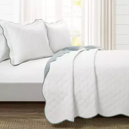 White and Blue Scallop 3-pc. King Quilt Set
