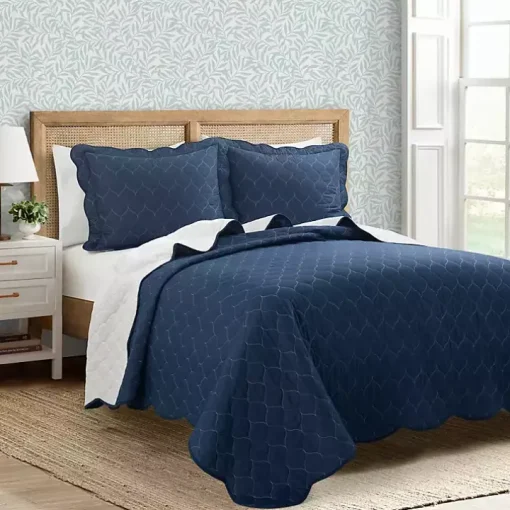 White and Navy Scallop 3-pc. Full/Queen Quilt Set