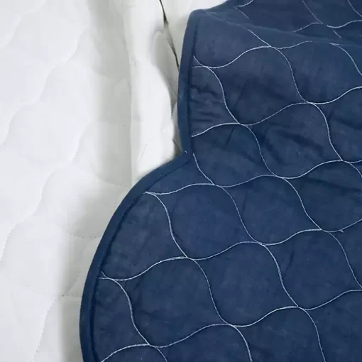 White and Navy Scallop 3-pc. Full/Queen Quilt Set