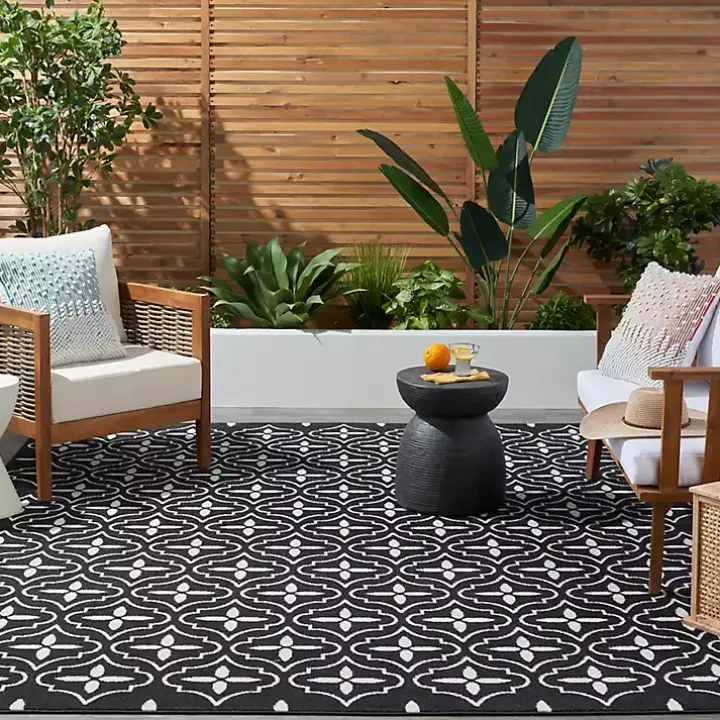 Black & Ivory Quatrefoil Indoor/Outdoor Rug, 5x7