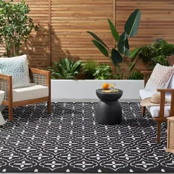 Black & Ivory Quatrefoil Indoor/Outdoor Rug, 8x10