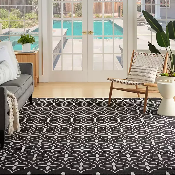 Black & Ivory Quatrefoil Indoor/Outdoor Rug, 5x7