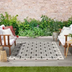 Ivory & Black Quatrefoil Indoor/Outdoor Rug, 4x6