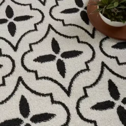 Ivory & Black Quatrefoil Indoor/Outdoor Rug, 4x6